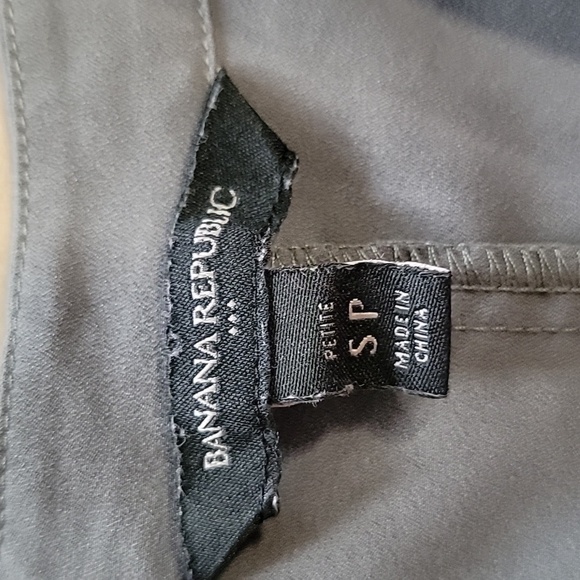 Banana Republic Petite Size S Gray V Neck Blouse, Excellent Used Condition - Picture 10 of 11